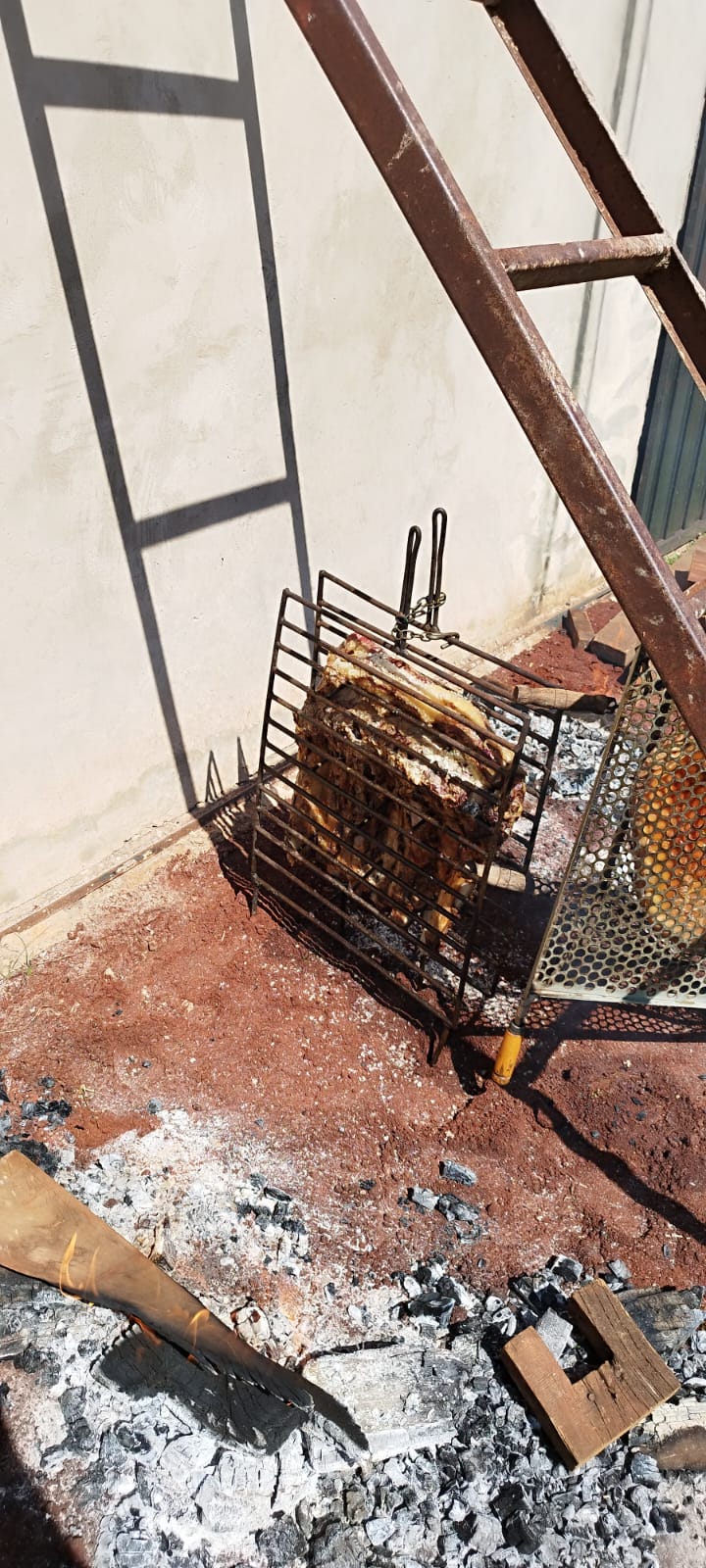 Churrasco na brasa na churrasqueira do Recanto Boa Vida