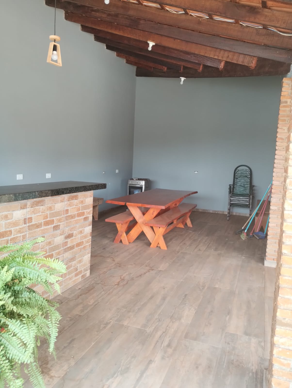 Espaço gourmet coberto com churrasqueira no Recanto Boa Vida
