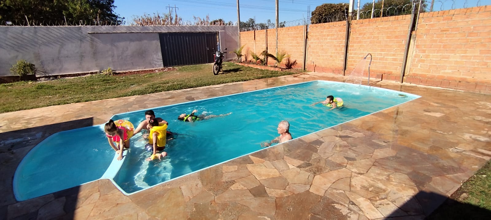 Família se divertindo na piscina em day use no Recanto Boa Vida