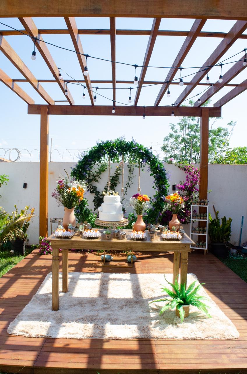 Pergolado decorado para festa, com varal de luzes, no Recanto Boa Vida