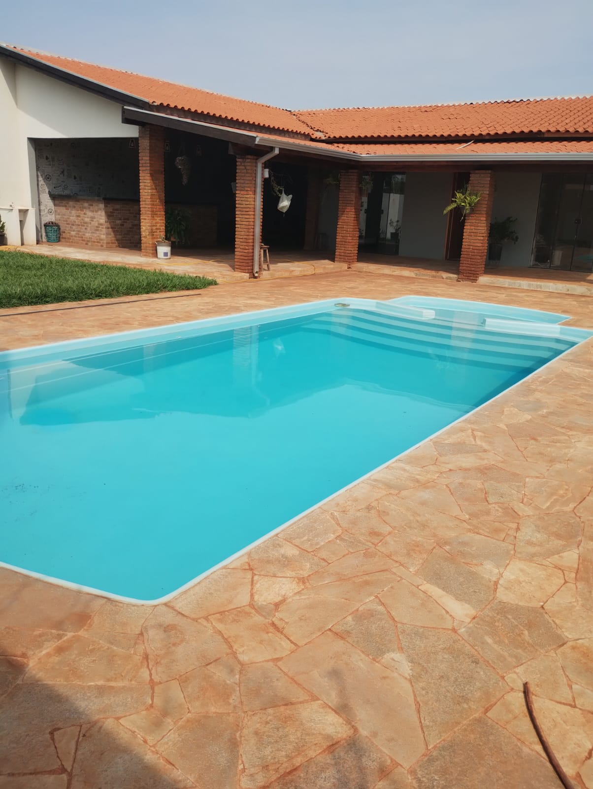 Piscina da chácara Recanto Boa Vida em Ourinhos, com vista da casa