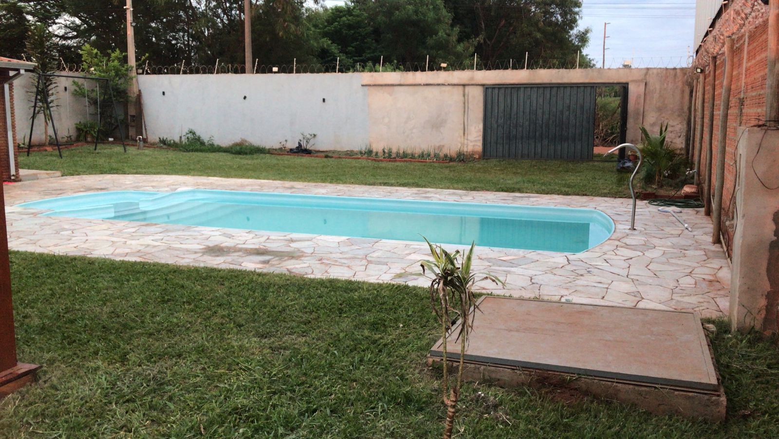 Piscina ao entardecer na chácara Recanto Boa Vida